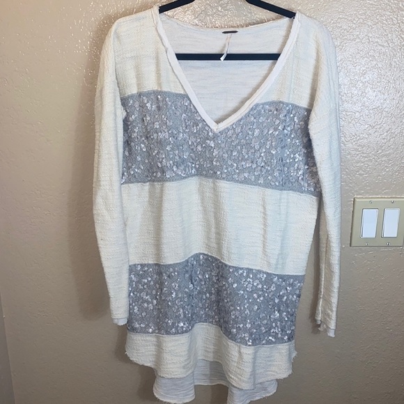 Free People Women’s S Overeized Ivory & Silver Leopard Sequin V-Neck Knit Tunic - Picture 3 of 9